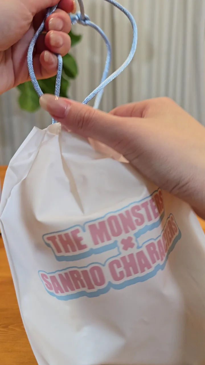 シリーズロゴ入りの巾着袋